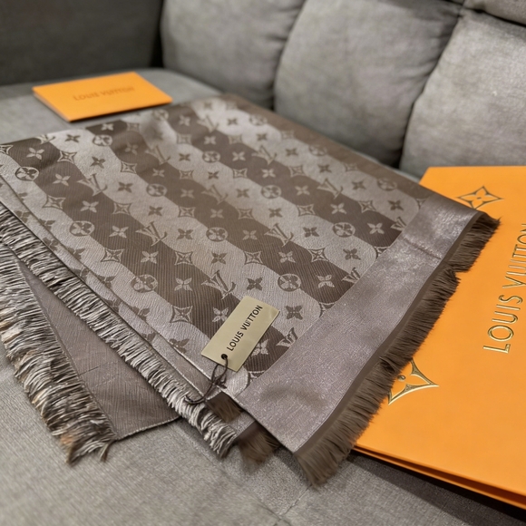<AUTHENTIC>Louis Vuitton Scarf main image 1